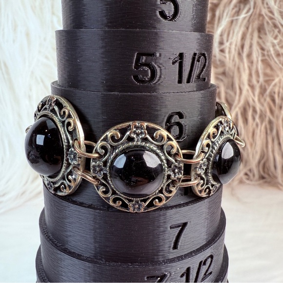 Gorgeous, black and silvertone, vintage, toggle closure costume bracelet - Picture 3 of 5